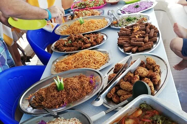 Escursione di un'intera giornata di snorkeling a Orange Bay Island a Hurghada con pranzo e attività acquatiche
